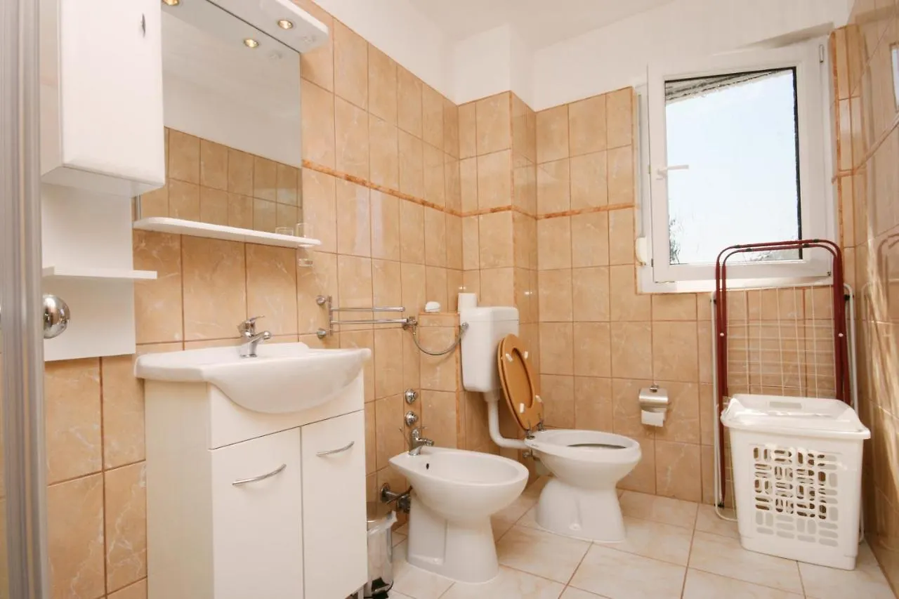 Apartment Pinezici 5464C Croatia