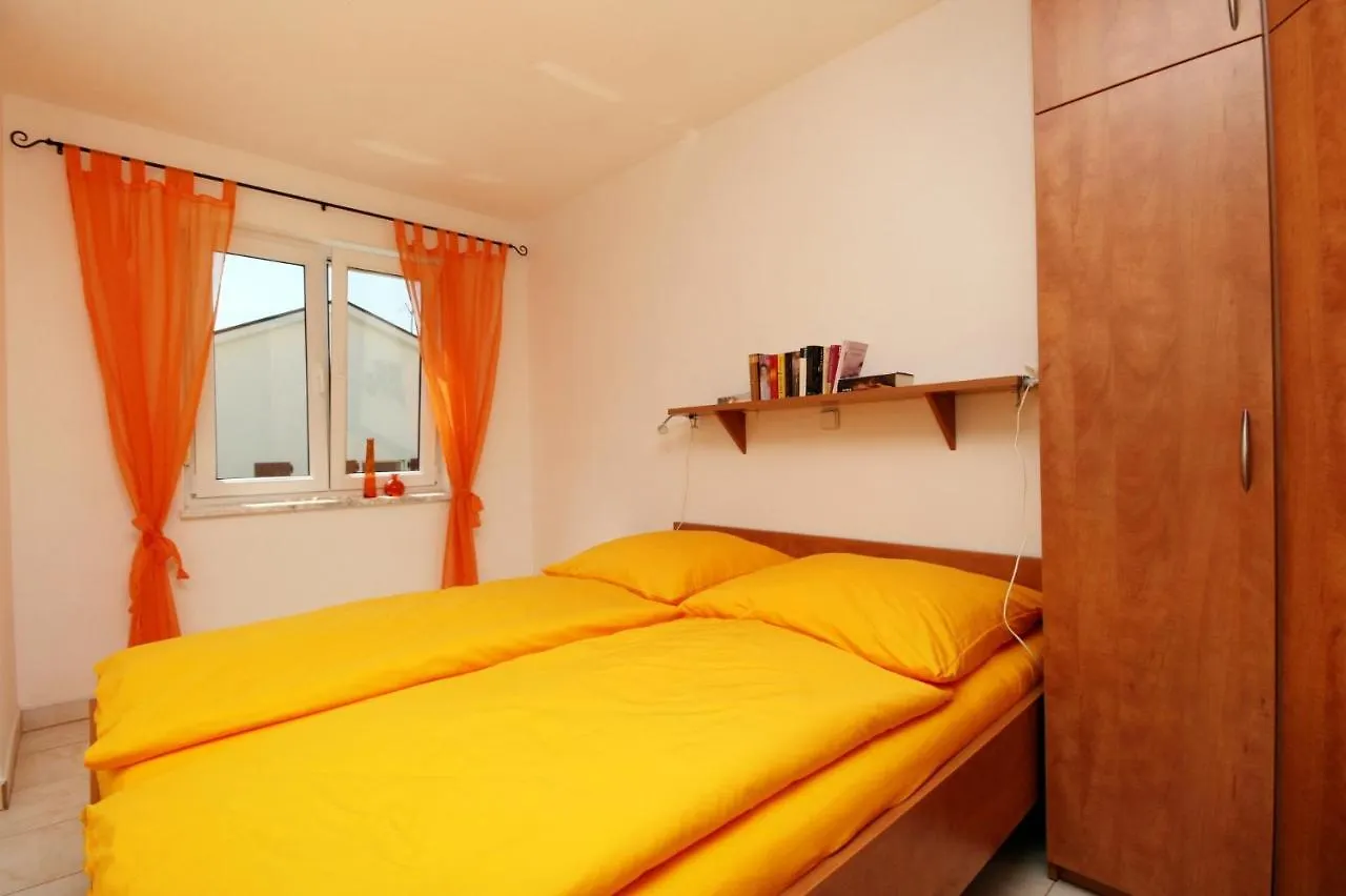 Apartment Pinezici 5464C Croatia